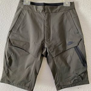 Nike Tech Pack Cargo Shorts size 28
